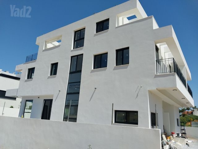 🏠 8 חדרים — קריית קריניצי, רמת גן