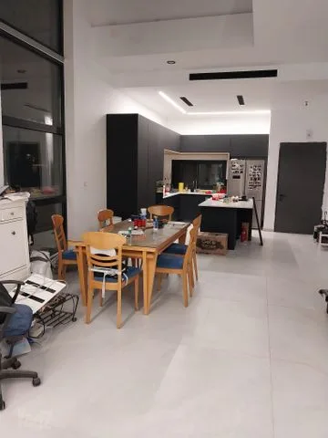מטבח מודרני ופינת אוכל רחבת ידיים