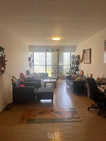 סלון מרווח ומואר עם יציאה למרפסת