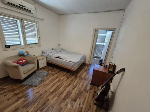 חדר שינה מרווח ומואר עם פרקט